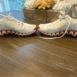 Reebok Women’s Zigwild Tr 6 Size 9 Good Condition